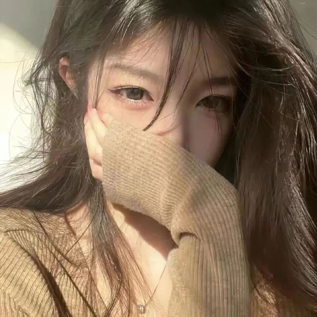 捂嘴慵懒女生头像