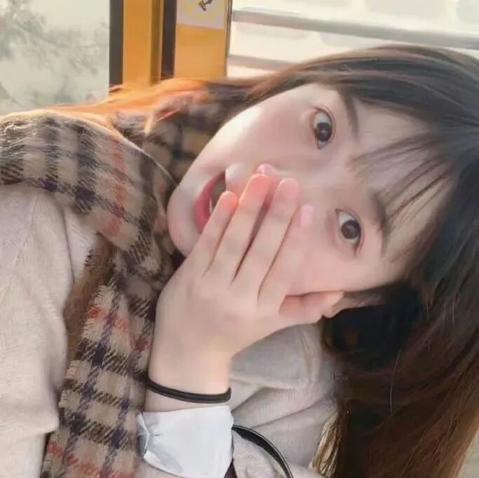 捂嘴甜妹女生头像