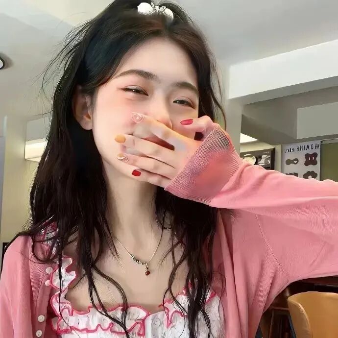 甜妹捂嘴女生头像