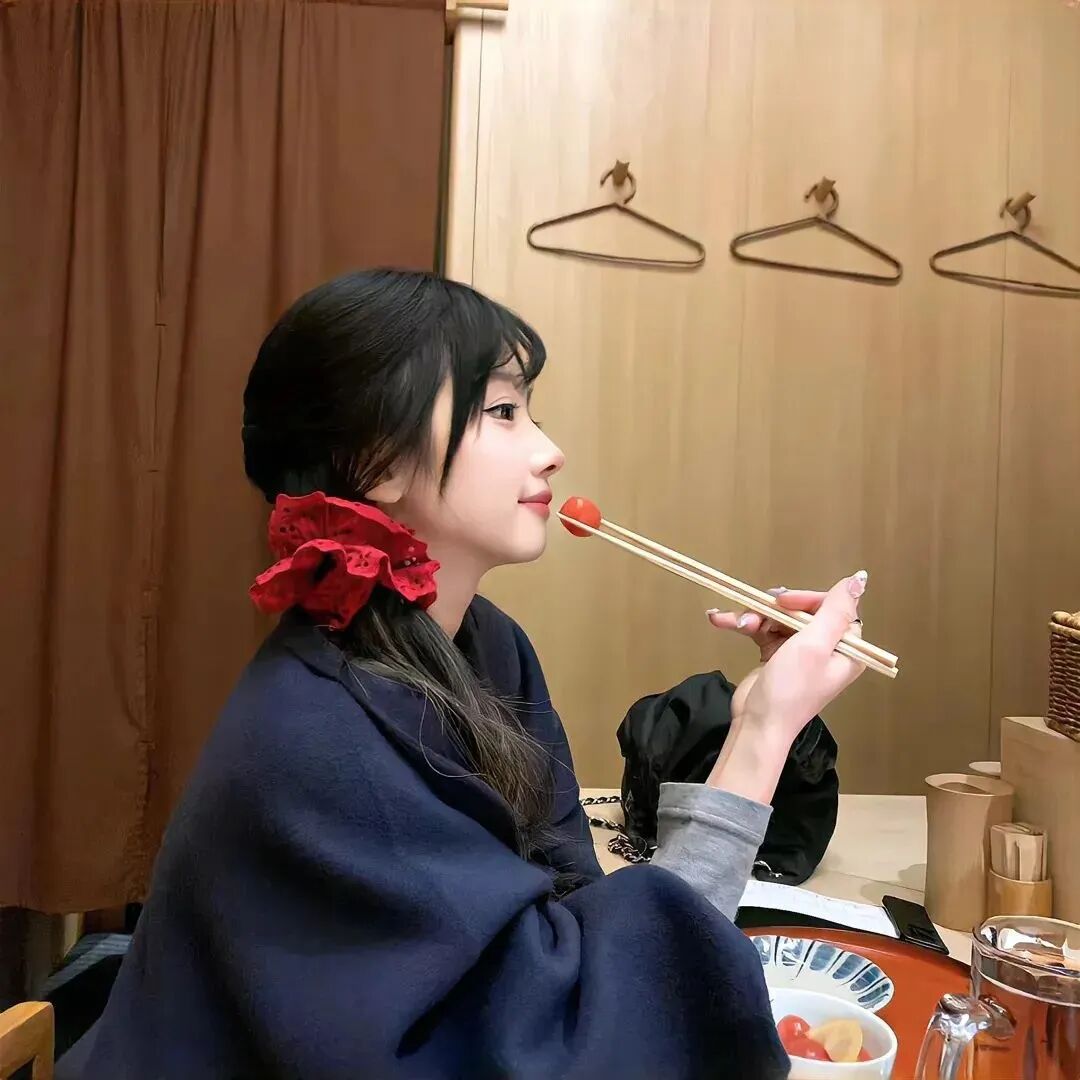 侧脸温柔女生头像