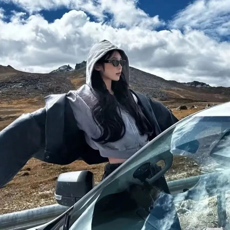 开车墨镜很飒女生头像