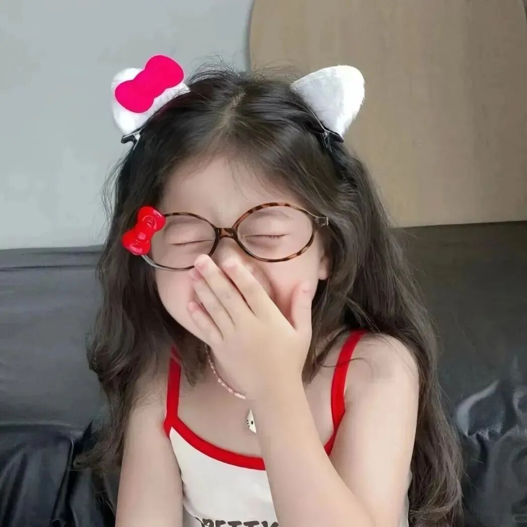 捂嘴小女孩萌娃头像
