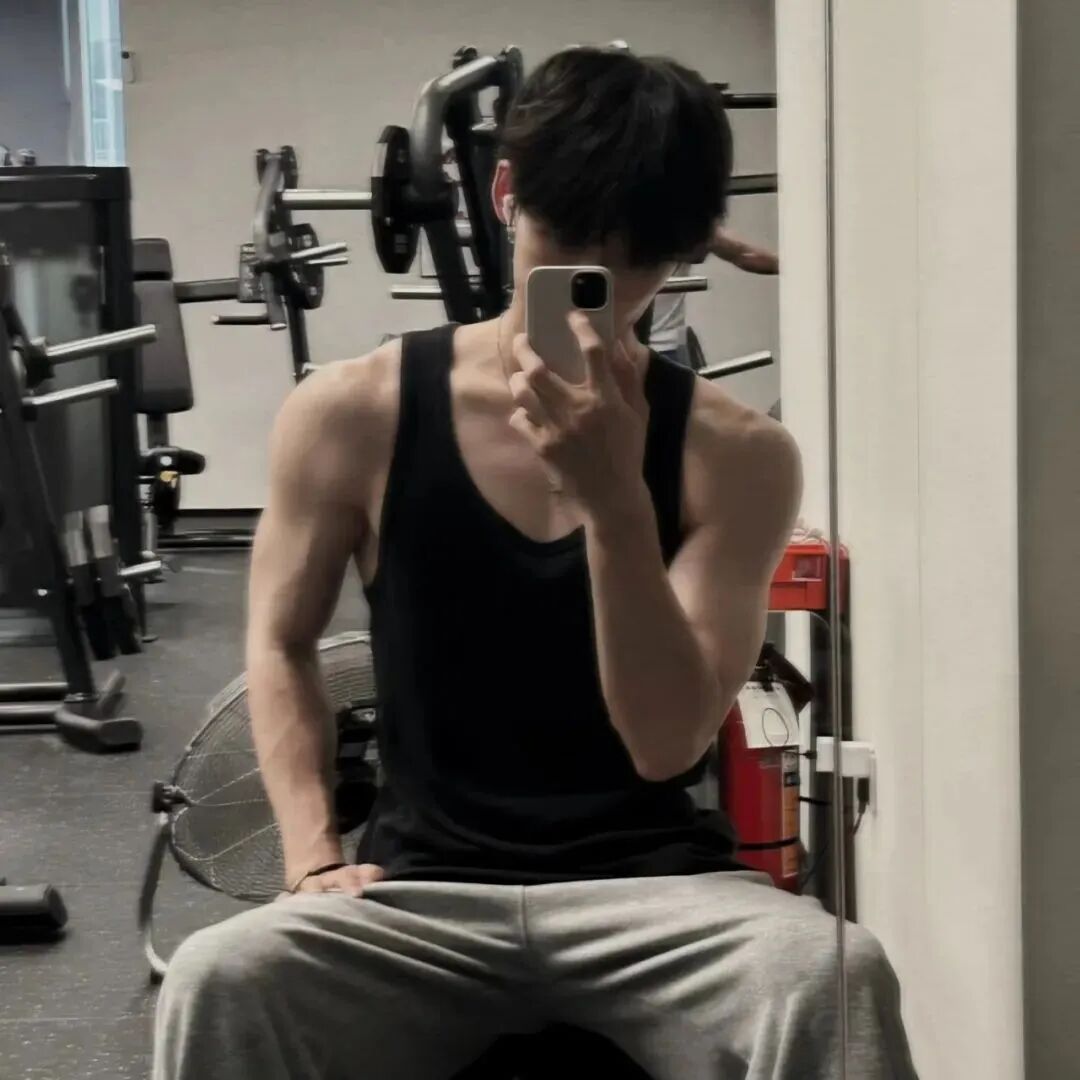 健身房自拍手机痞帅男生头像