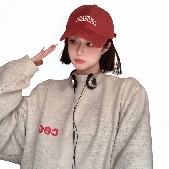 白底戴耳机女生头像
