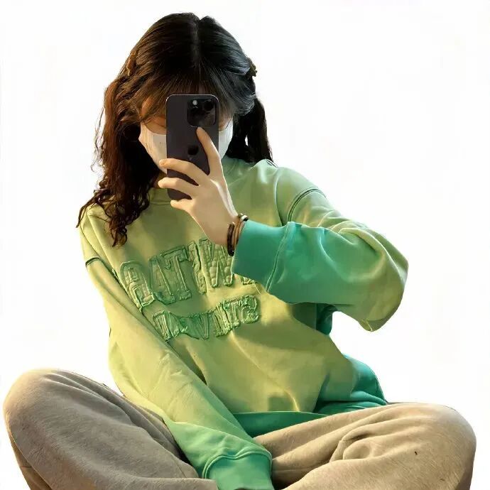 白底自拍手机女生头像