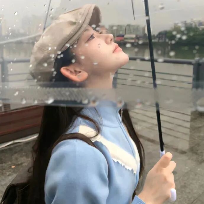 撑伞温柔侧脸女生头像