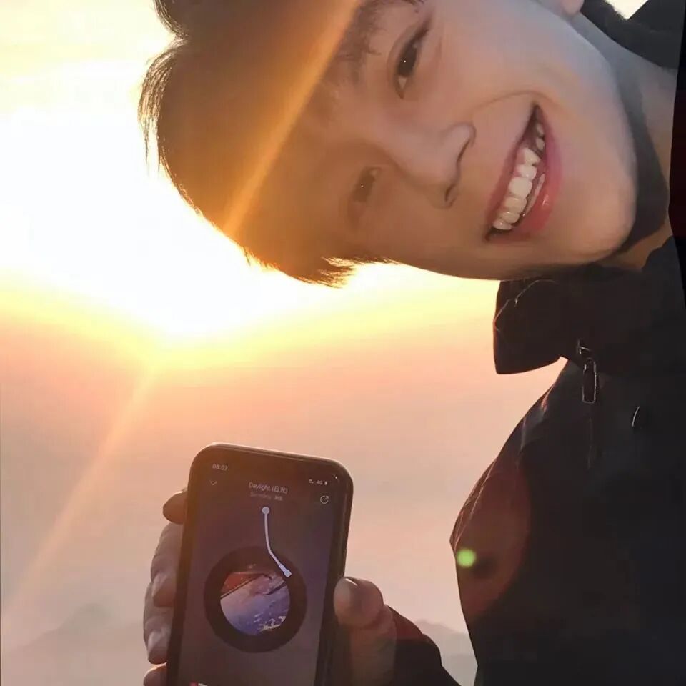 阳光爱笑男生头像