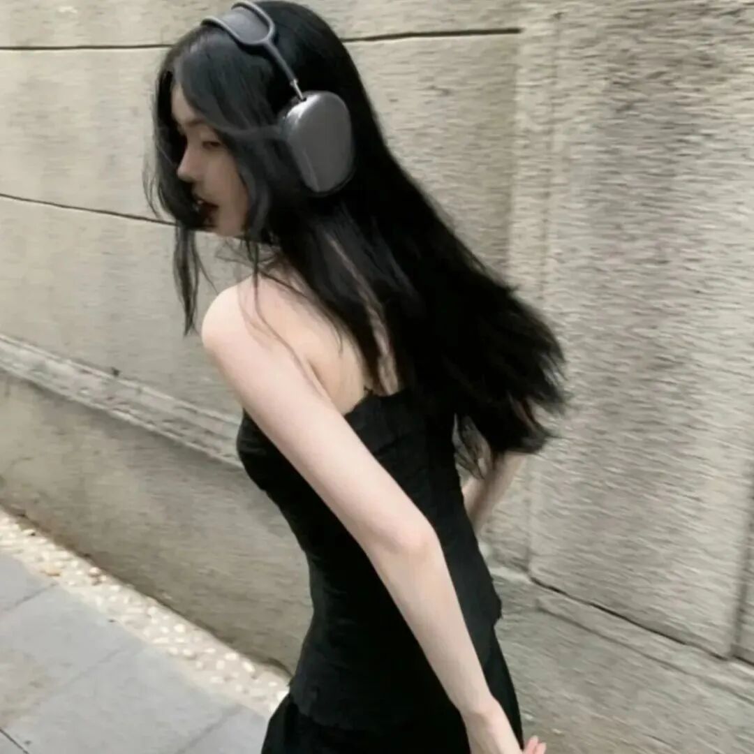 戴耳机温柔侧脸女生头像