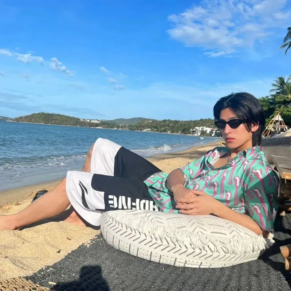 墨镜海边个性男生头像