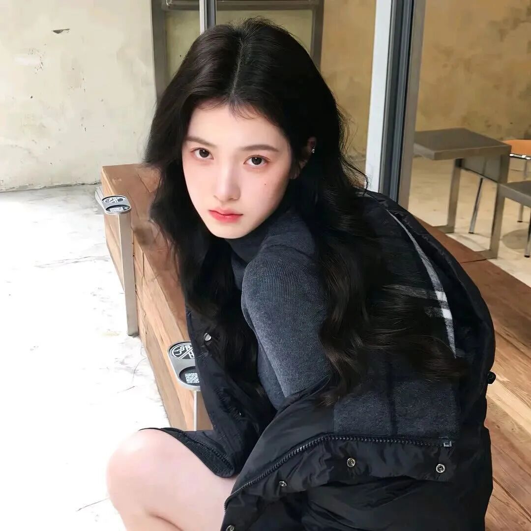 蹲着小众女生头像