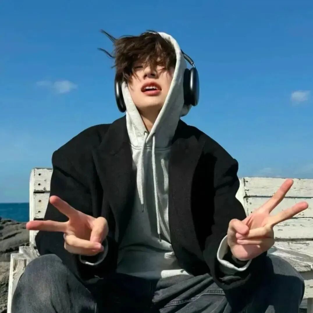 剪刀手小众男生头像