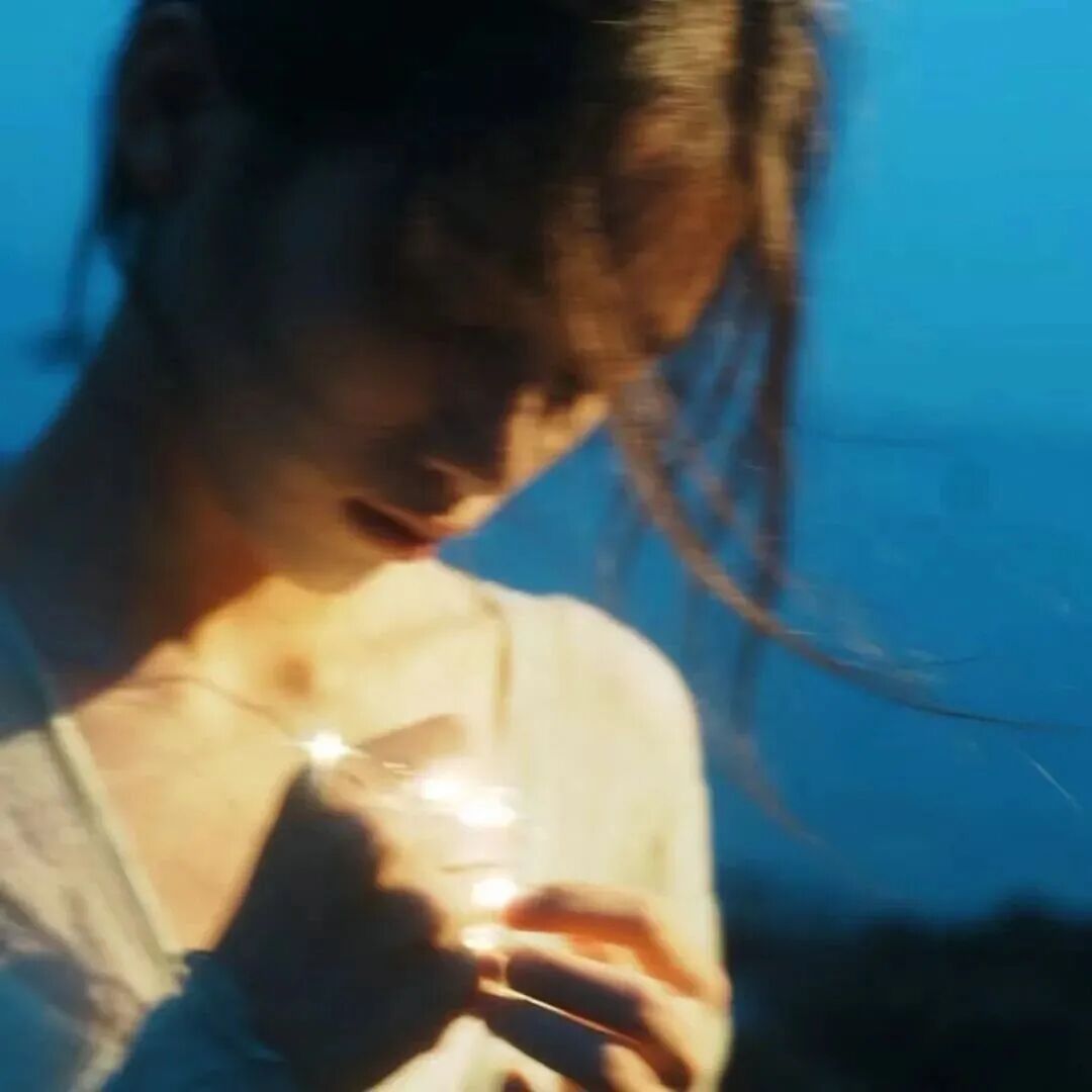 海边故事感女生头像