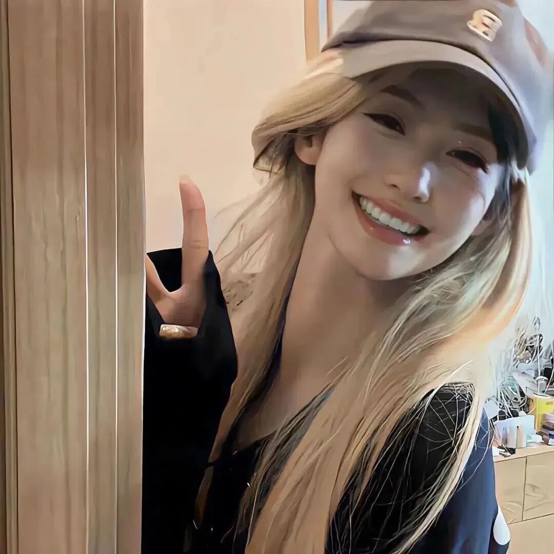 剪刀手爱笑甜妹女生头像