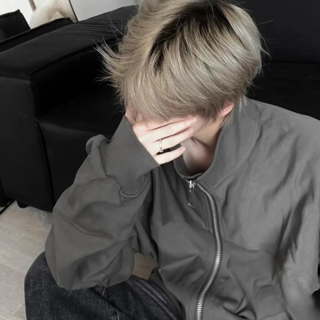 蹲着个性不露脸男生头像