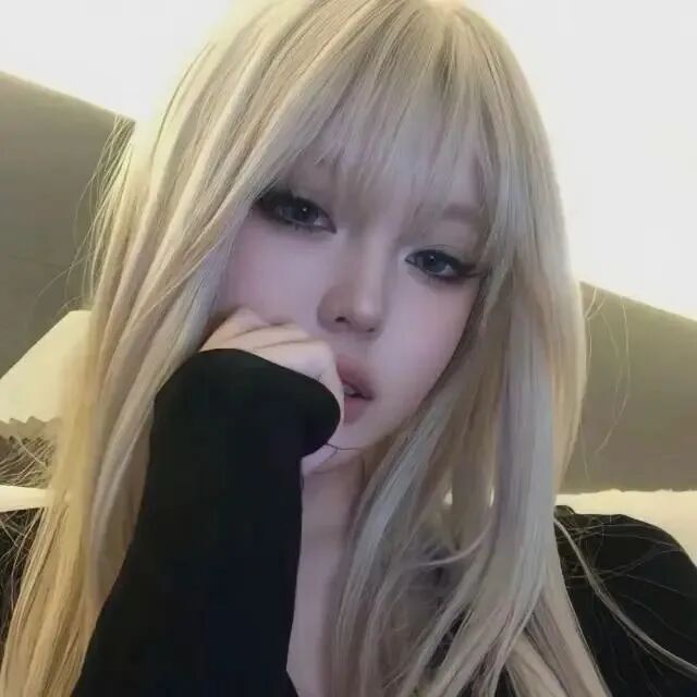 捂嘴很飒女生头像