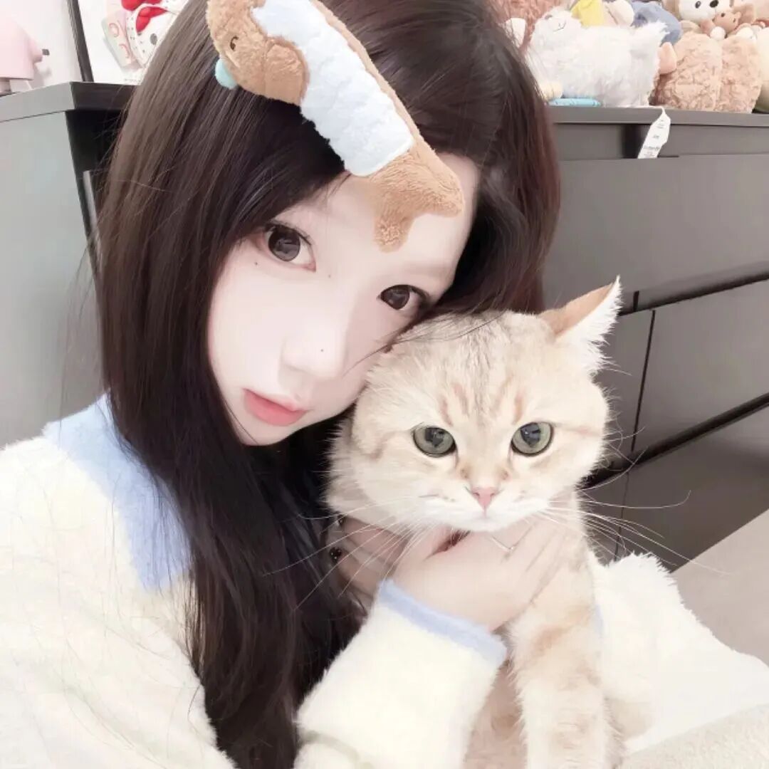 抱着猫咪甜妹女生头像