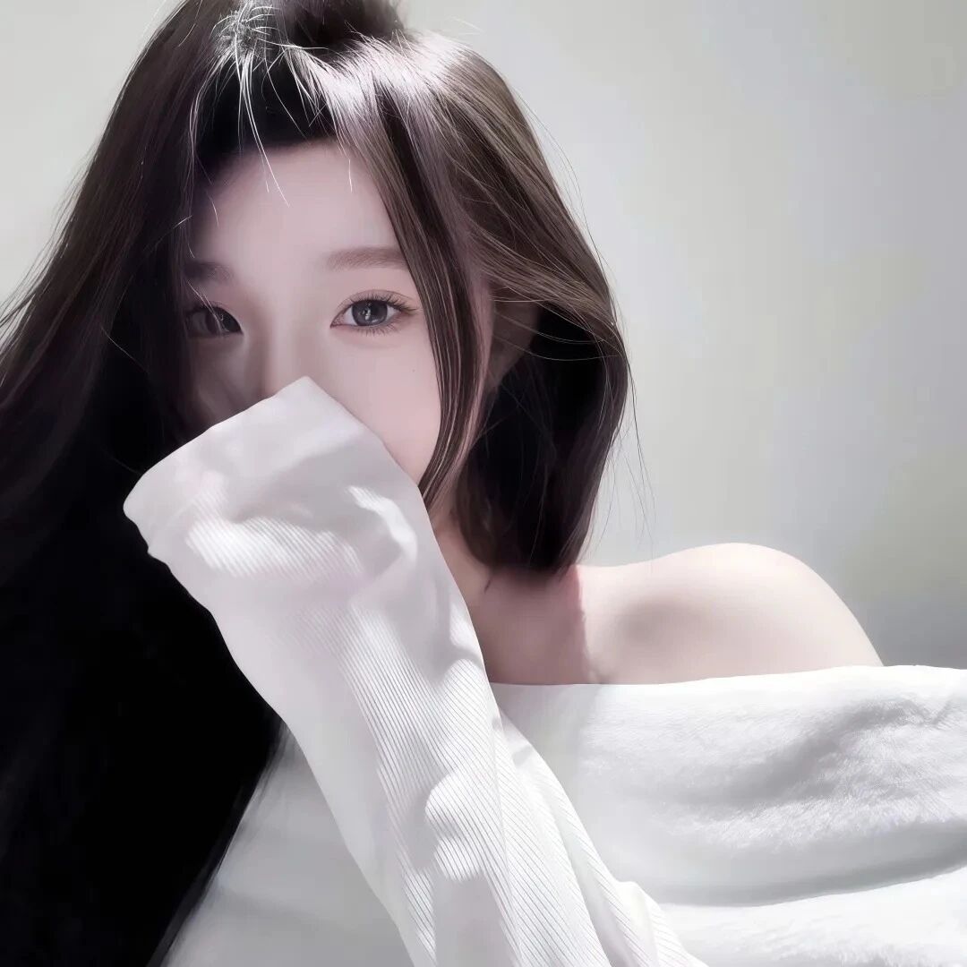 捂嘴纯欲女生头像