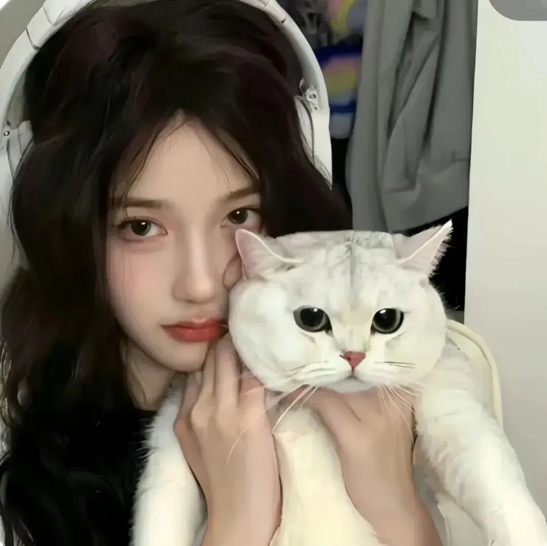 daiecnluloplifaxiao戴耳机抱着猫咪单人真人情侣头像