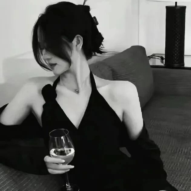 气质黑白侧脸女生头像