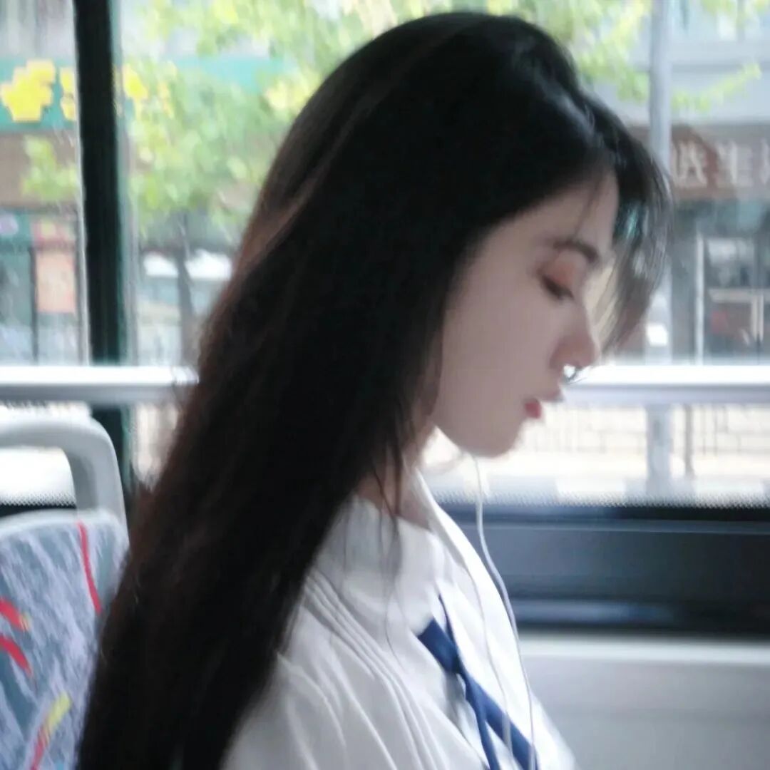 车内温柔侧脸女生头像