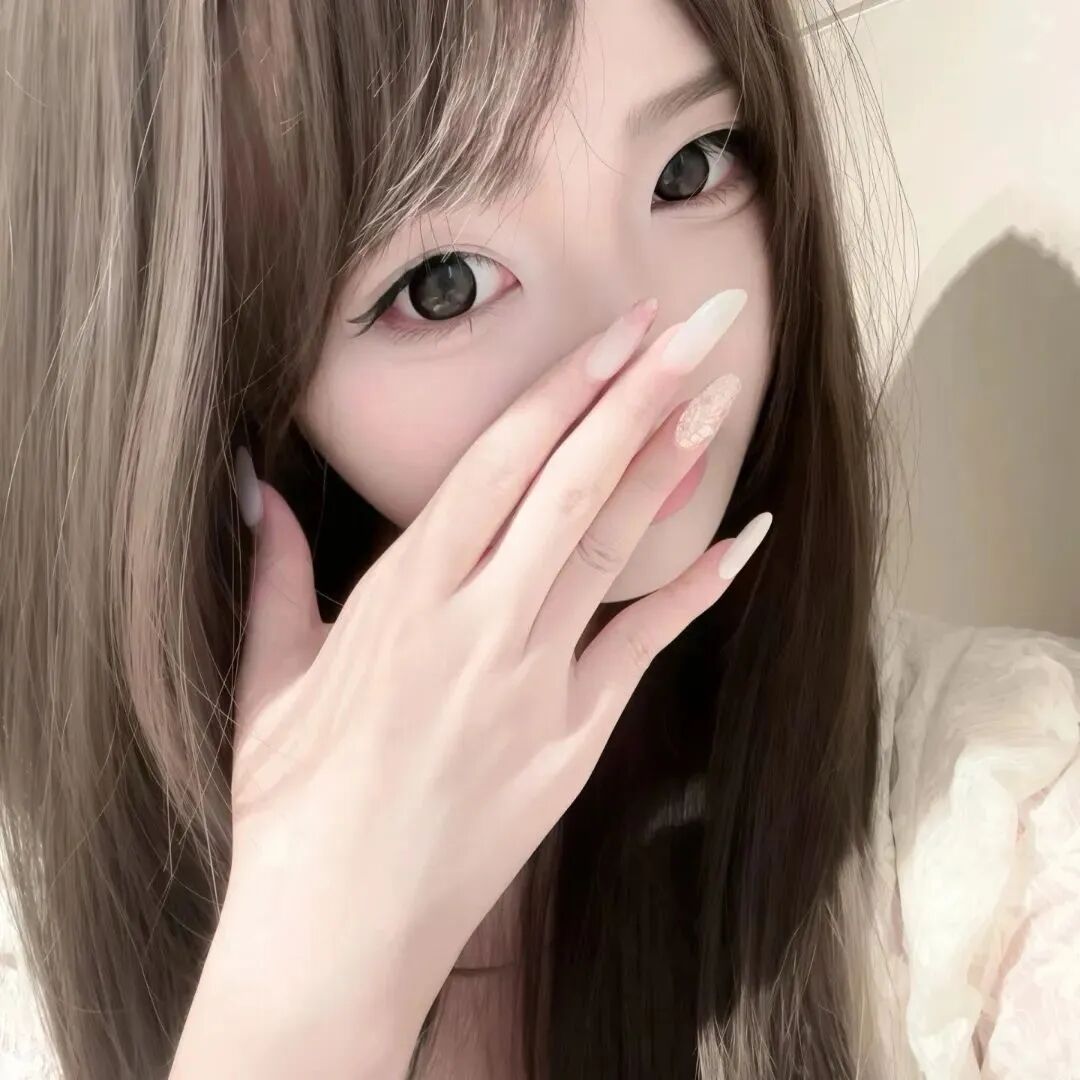 捂嘴纯欲女生头像