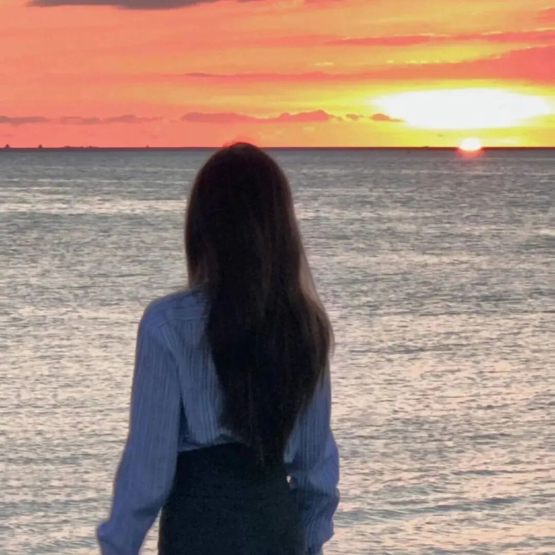 海边日落氛围感背影不露脸女生头像