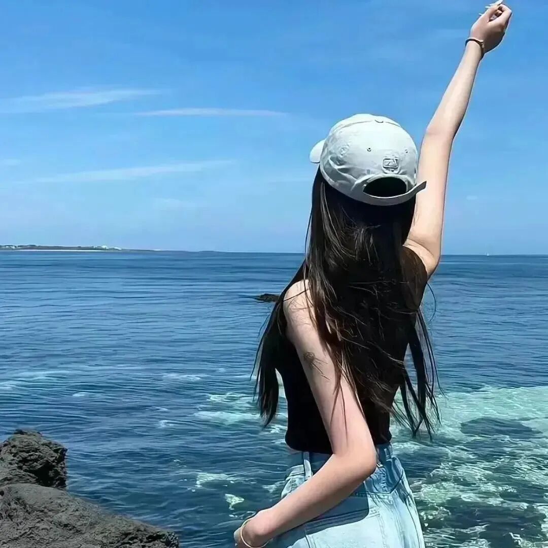 海边氛围感背影不露脸女生头像