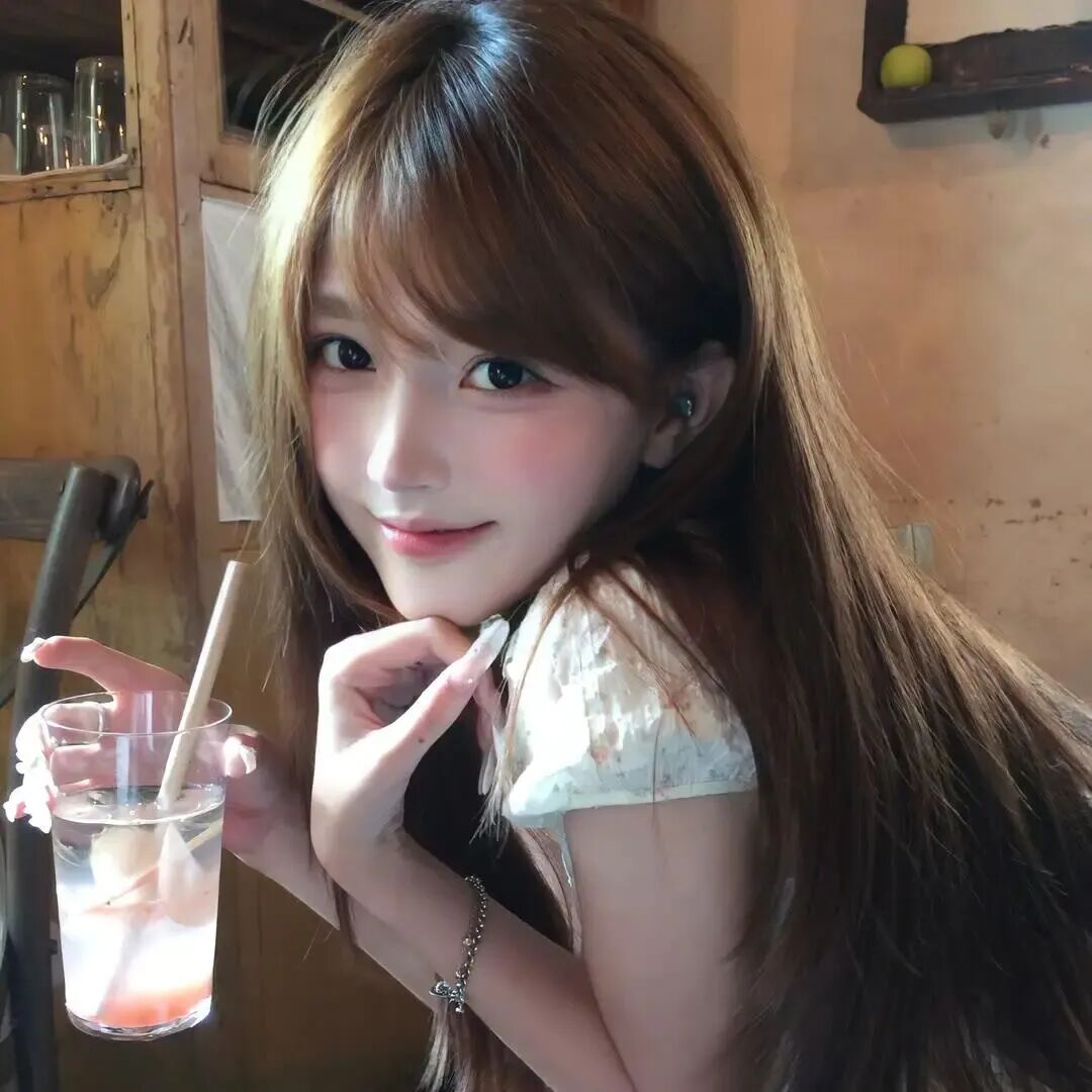 喝咖啡小众女生头像