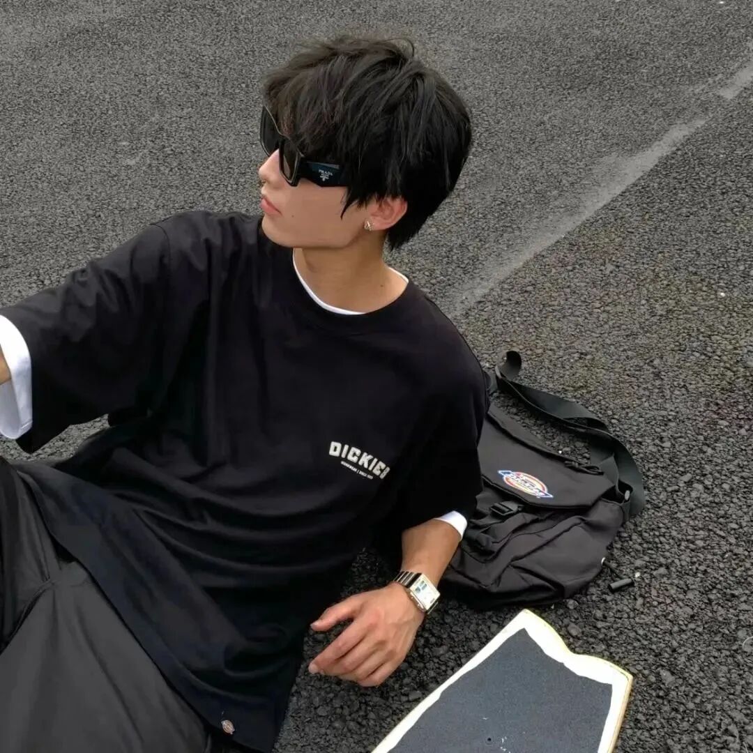 墨镜个性侧脸男生头像