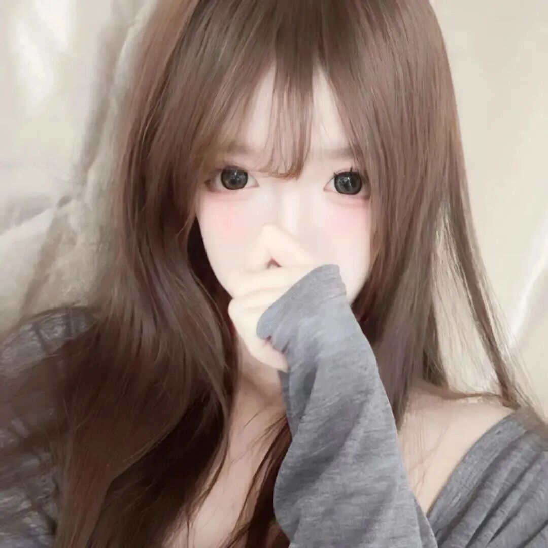 捂嘴纯欲女生头像