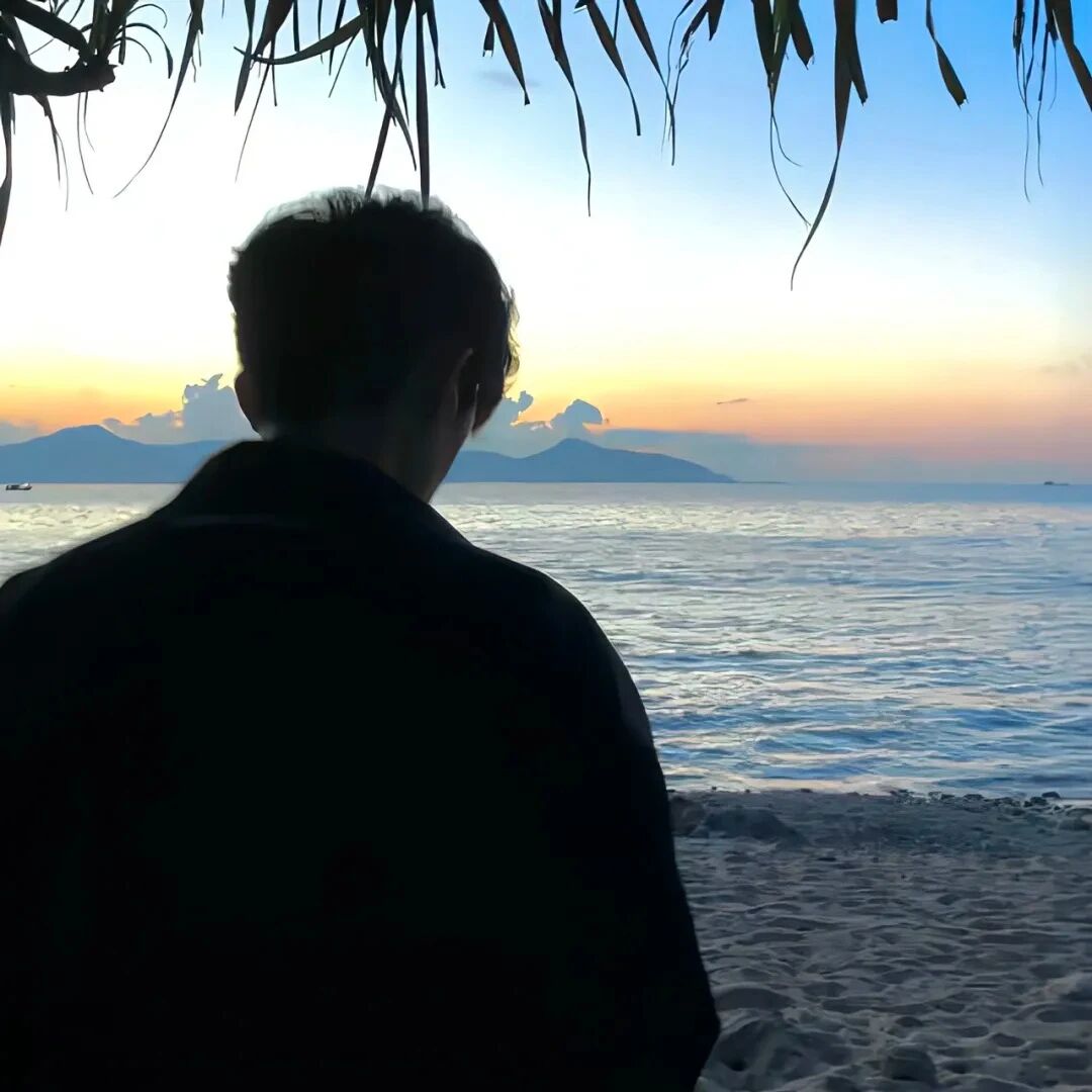 海边自由感背影不露脸男生头像