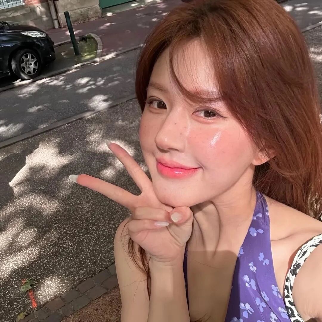 剪刀手赵露思爱豆女生头像