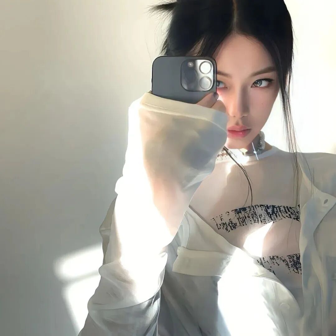 自拍手机很飒女生头像