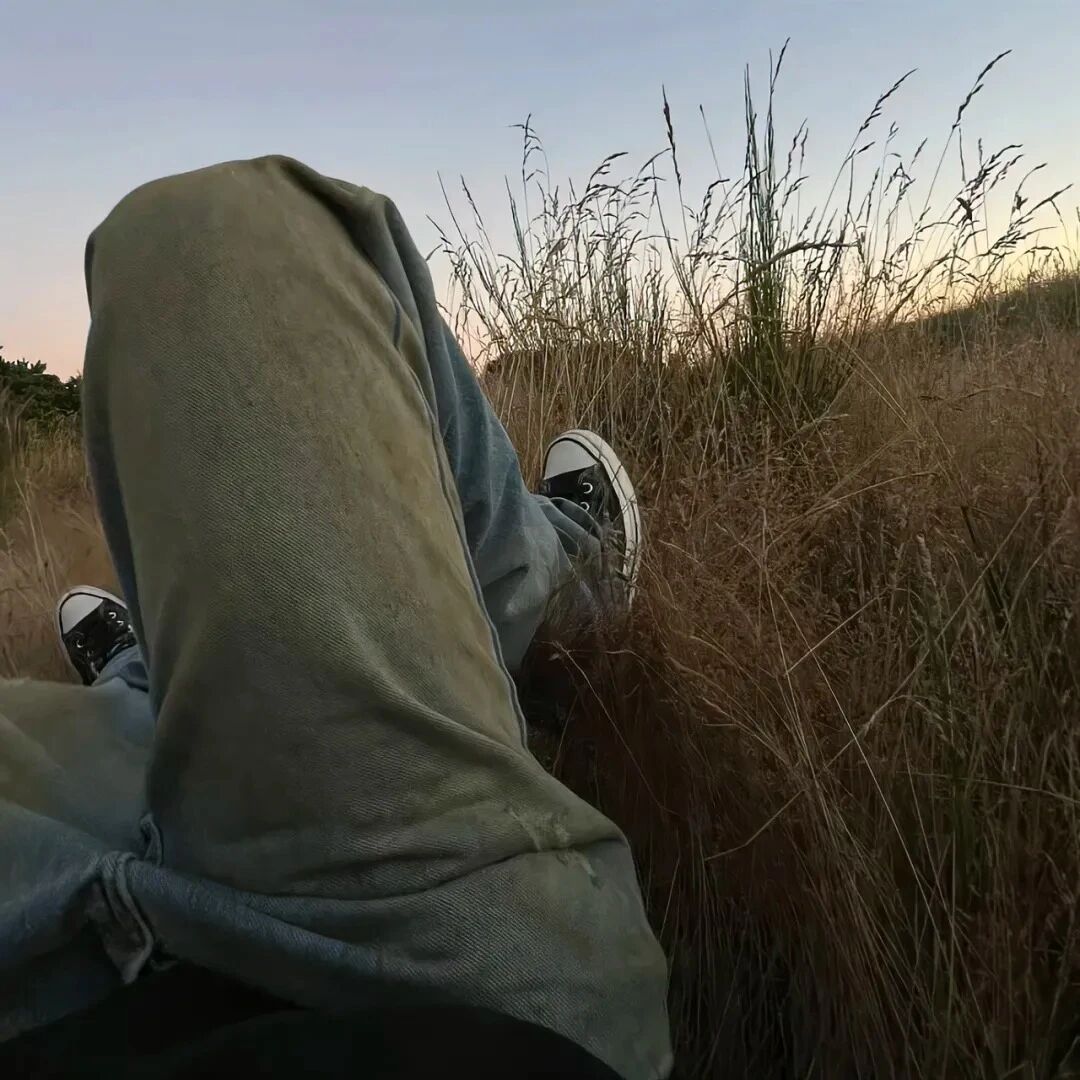 躺着自由感不露脸男生头像