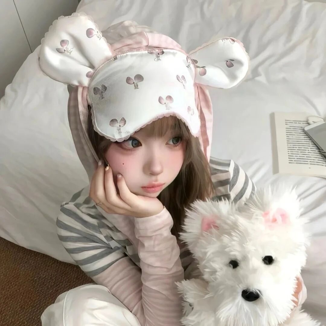 抱着狗狗甜妹女生头像