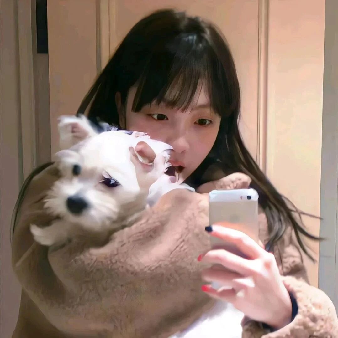 抱着狗狗甜妹女生头像