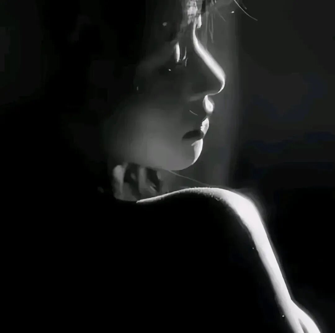 黑白侧脸女生头像