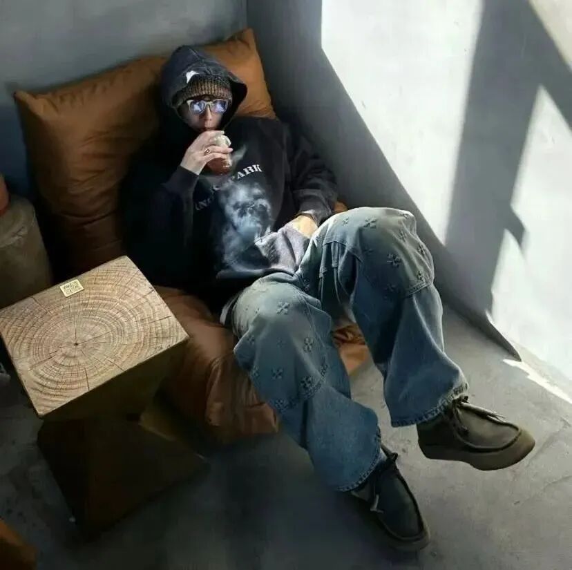 个性墨镜不露脸男生头像