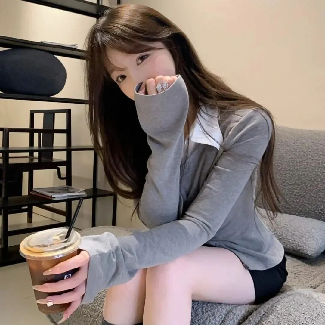 喝咖啡小众女生头像