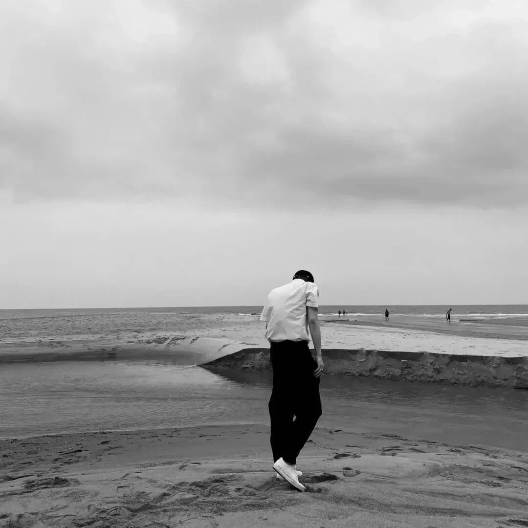 海边黑白成熟男生头像