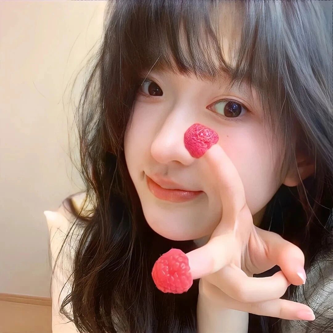 草莓剪刀手甜妹女生头像