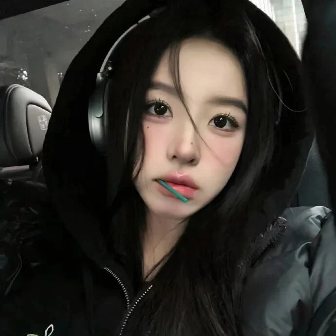 戴耳机小众女生头像