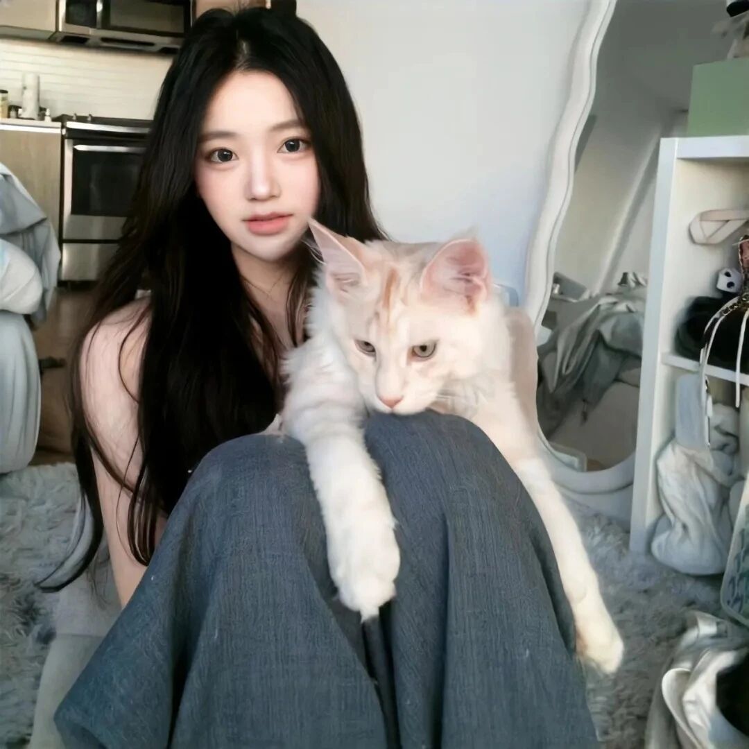 抱着猫咪温柔女生头像