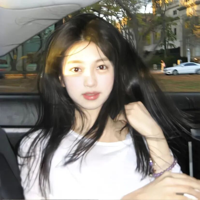 车内温柔女生头像