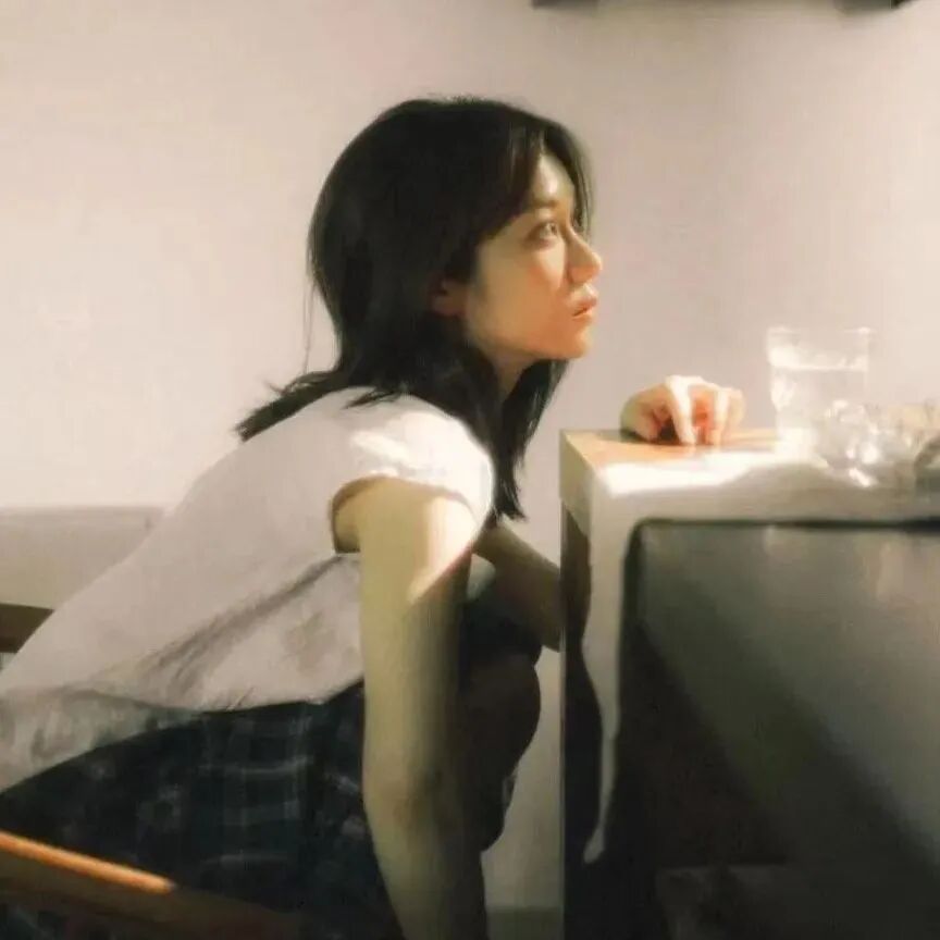 故事感侧脸女生头像