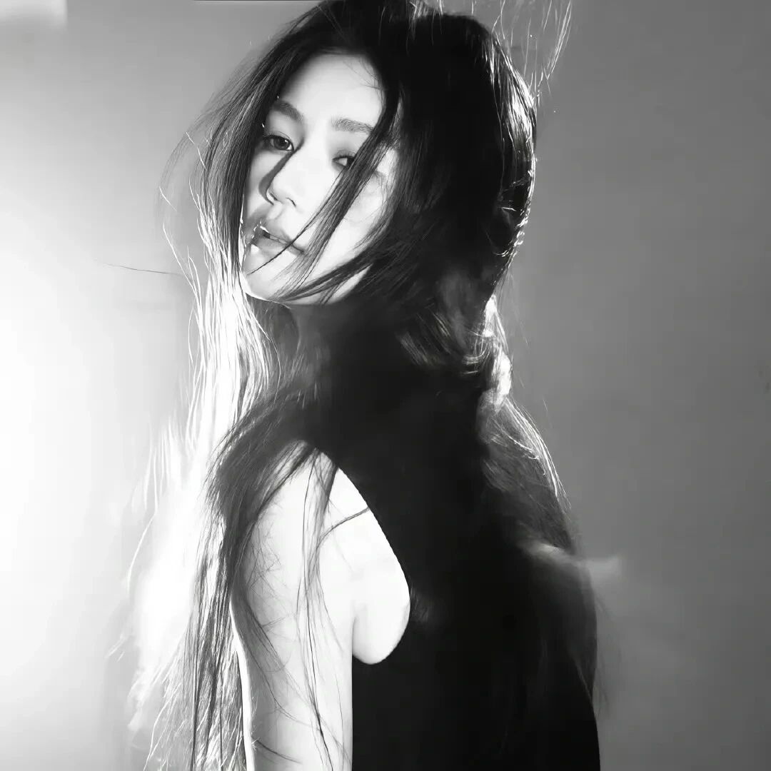 黑白女生头像