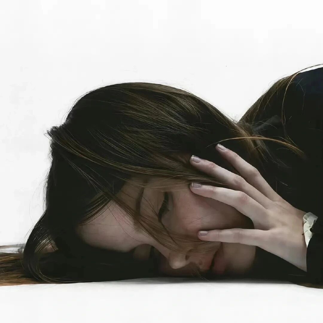 白底欧美伤感女生头像