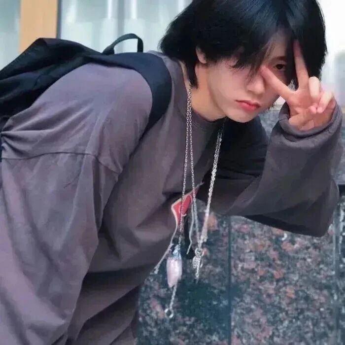 剪刀手痞帅男生头像
