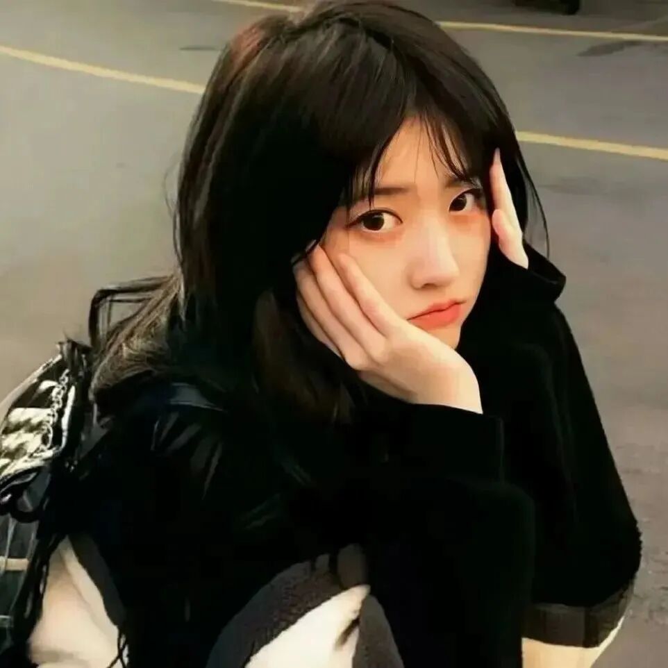 蹲着甜妹女生头像
