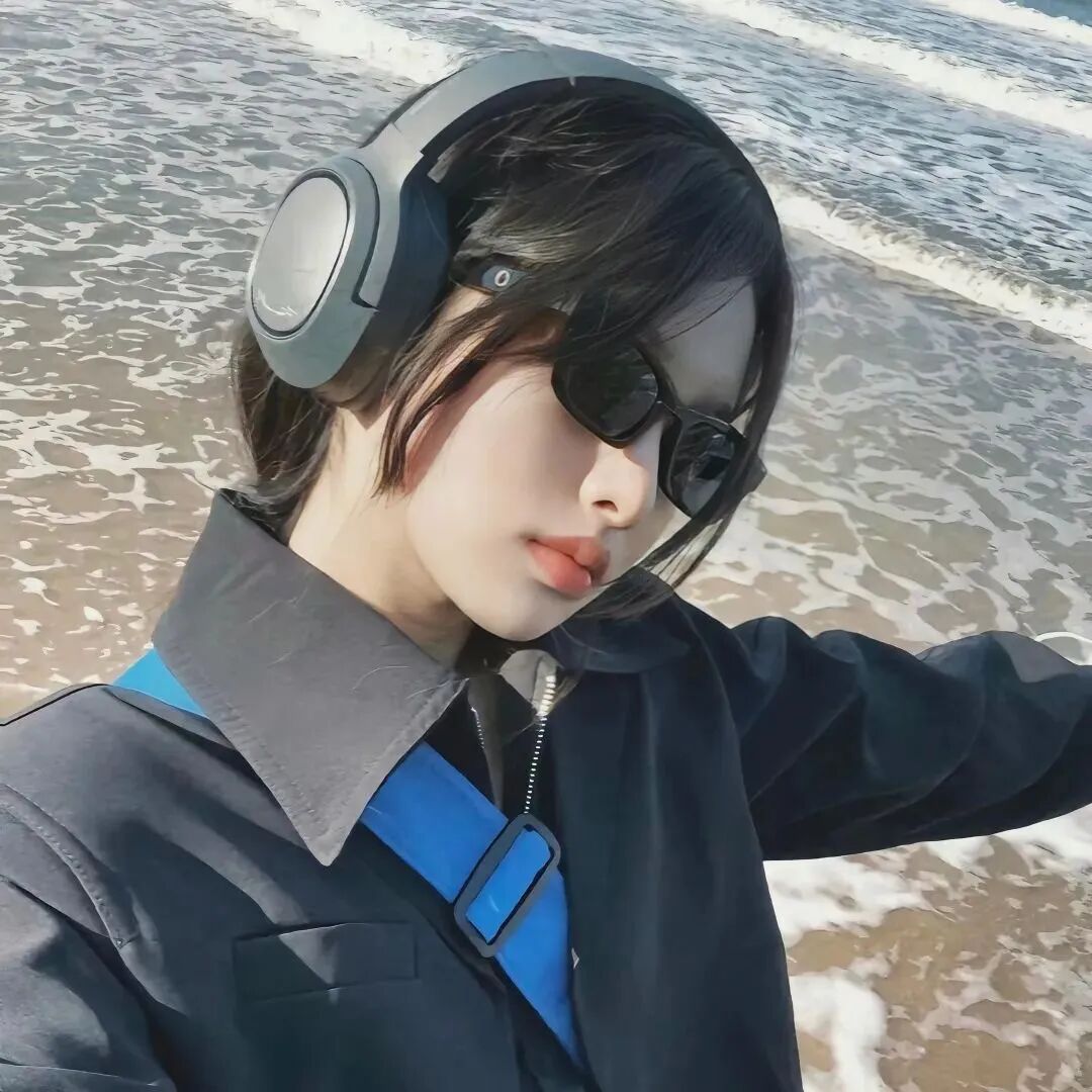 戴耳机墨镜海边个性女生头像